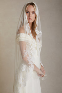 Fingertip Veil w/Lace Border