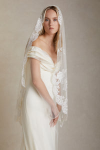 Fingertip Veil w/Lace Border