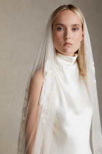 Simple Tulle Veil w/Lace Appliqué