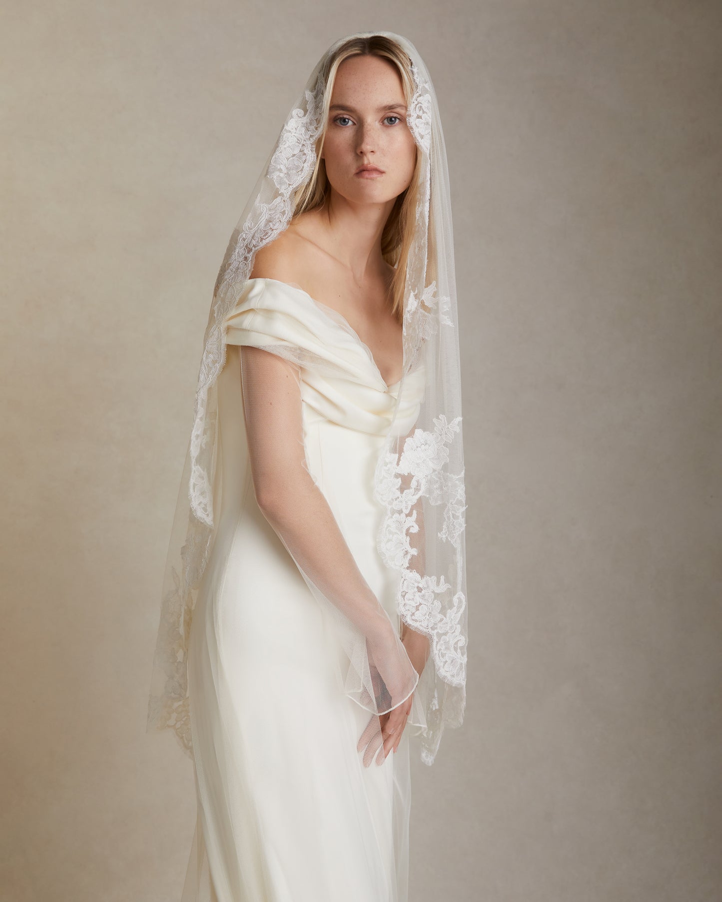 Fingertip Veil w/Lace Border