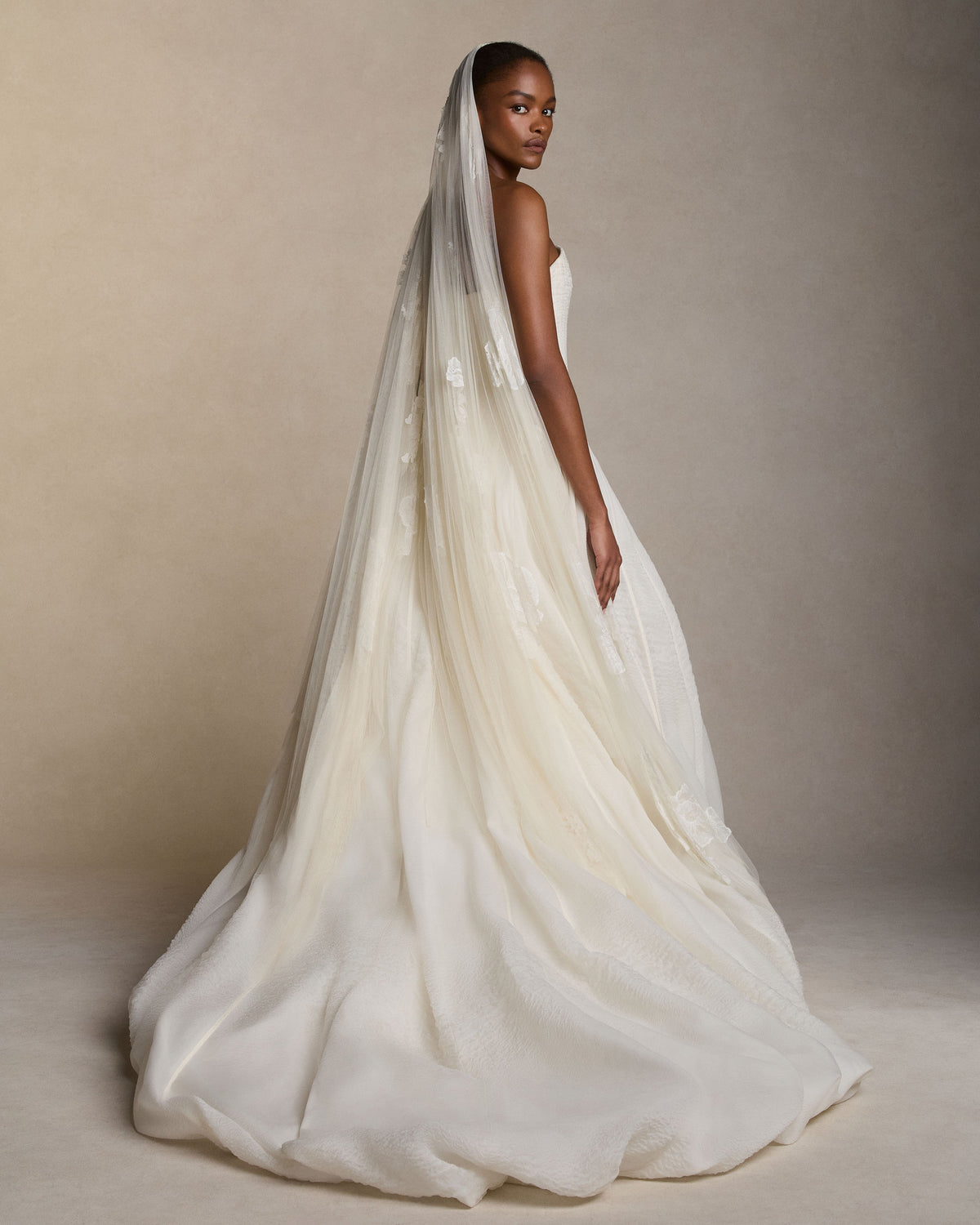 Pleated Lace Appliqué Veil - Floor